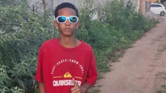 Adolescente de 15 anos morre após comer manga e macarrão instantâneo