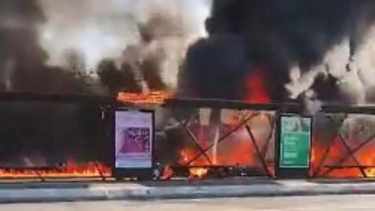 Avião cai em cima de ônibus e explode em São Paulo