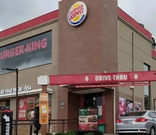 Justiça proíbe Burger King de contratar menores de idade