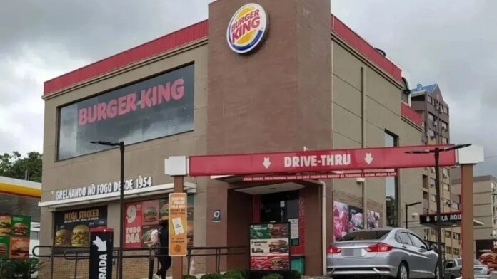 Justiça proíbe Burger King de contratar menores de idade