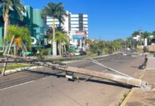 Carro derruba postes e deixa moradores sem luz em Canoas