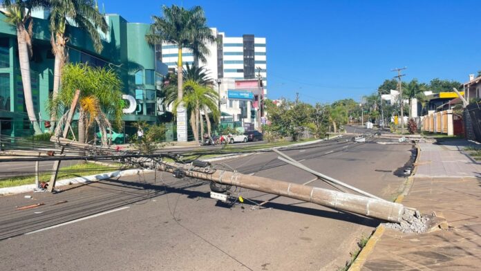 Carro derruba postes e deixa moradores sem luz em Canoas