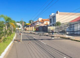 Moradores de Canoas continuam sem luz após carro derrubar postes