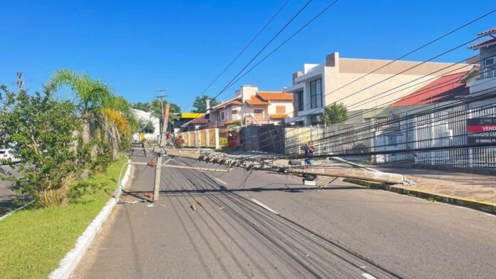 Moradores de Canoas continuam sem luz após carro derrubar postes