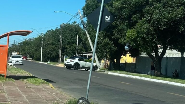 Carro bate em poste em Canoas; Outros acidentes são registrados na cidade
