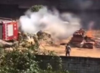 Um incêndio atingiu o depósito de uma madeireira na manhã desta terça-feira (11), na Avenida AJ Renner, em Canoas. As chamas começaram por volta das 10h30 e mobilizaram equipes do Corpo de Bombeiros, que conseguiram controlar o fogo antes que ele se alastrasse para outras áreas do estabelecimento.