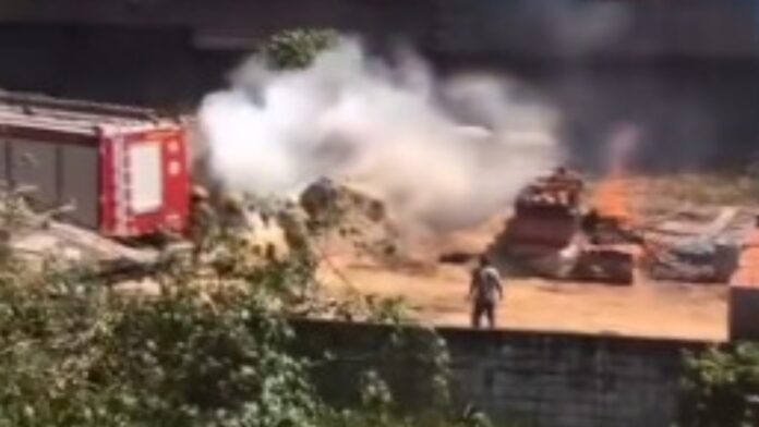 Um incêndio atingiu o depósito de uma madeireira na manhã desta terça-feira (11), na Avenida AJ Renner, em Canoas. As chamas começaram por volta das 10h30 e mobilizaram equipes do Corpo de Bombeiros, que conseguiram controlar o fogo antes que ele se alastrasse para outras áreas do estabelecimento.