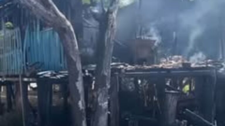 Incêndio destrói casa em Canoas