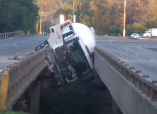 Caminhão carregado de gás fica preso em ponte; Estava vindo para Canoas