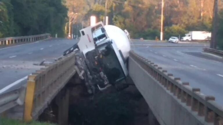 Caminhão carregado de gás fica preso em ponte; Estava vindo para Canoas