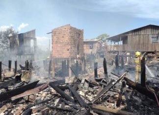 Curto-circuito pode ter causado incêndio que destruiu casas em Canoas