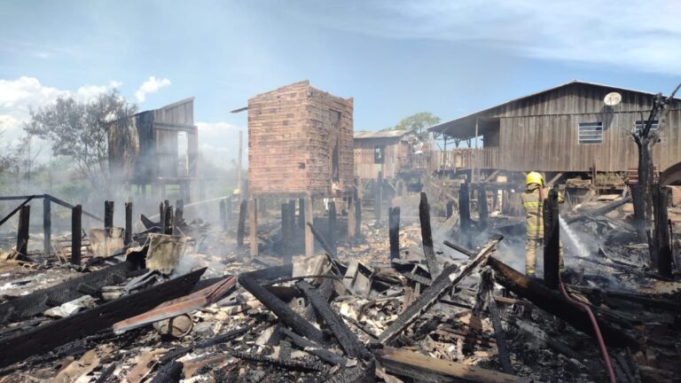 Curto-circuito pode ter causado incêndio que destruiu casas em Canoas