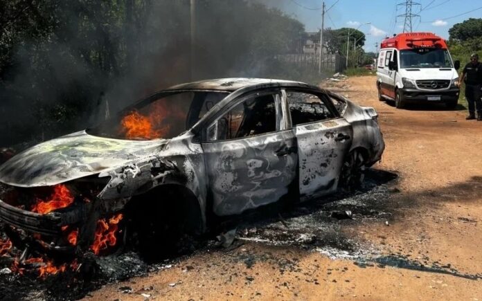 Corpo carbonizado é encontrado ao lado de carro incendiado