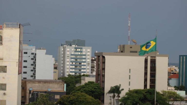 Defesa Civil e Inmet alertam para tempestade com chuva e vento forte