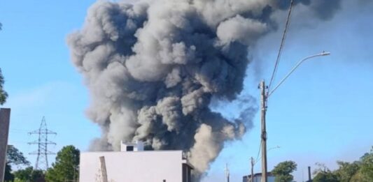 Incêndio em fábrica de alimentos de Cachoeirinha