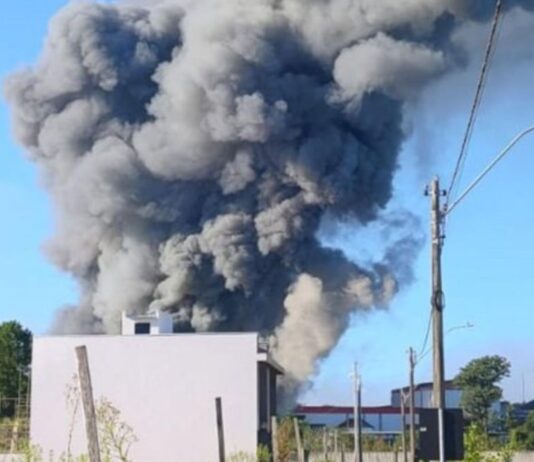 Incêndio em fábrica de alimentos de Cachoeirinha