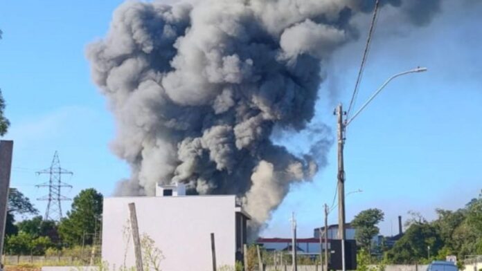 Incêndio em fábrica de alimentos de Cachoeirinha