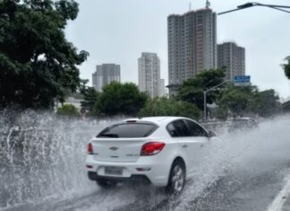 motorista de aplicativo alagada