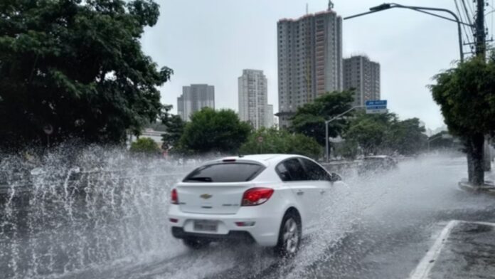 motorista de aplicativo alagada