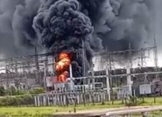 Chama gigante no Polo Petroquímico assusta moradores