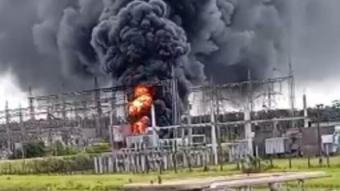 Chama gigante no Polo Petroquímico assusta moradores