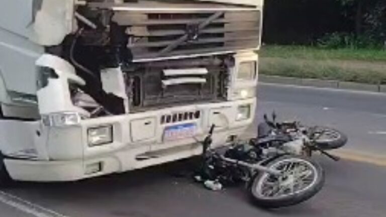 RS-118: Motociclista morre em colisão com caminhão
