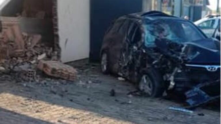 Mulher morre após carro colidir contra muro em Sapucaia do Sul