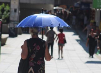 A sensação térmica na escaldante tarde desta terça-feira (4) chegou aos 42°C em Canoas. Por volta das 16h, a temperatura máxima registrada na Base Aérea era de 36°C.