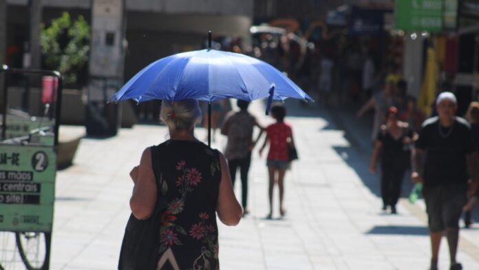 A sensação térmica na escaldante tarde desta terça-feira (4) chegou aos 42°C em Canoas. Por volta das 16h, a temperatura máxima registrada na Base Aérea era de 36°C.