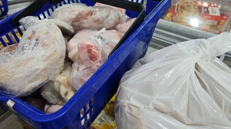 Supermercados são interditados por vender alimentos estragados