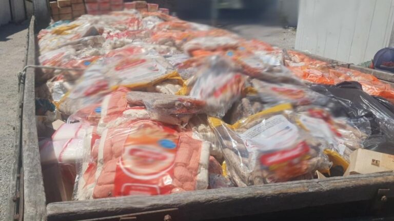 Supermercados são flagrados vendendo alimentos vencidos