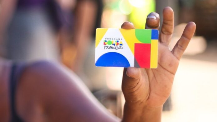 Decreto, publicado nesta segunda-feira (24), atualiza regras para famílias unipessoais entrarem no Bolsa Família; entenda