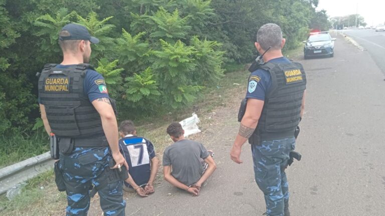 A Guarda Municipal (GM) efetuou a prisão de dois homens na tarde desta quinta-feira (27) em Canoas, após furto qualificado