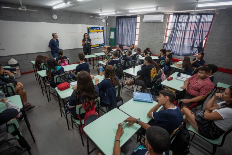 Na manhã desta quinta-feira, em Canoas, o Núcleo de Apoio ao Superendividado (NAS), do Procon Canoas, promoveu um projeto de educação financeira aos alunos do 9° ano da Escola Municipal de Ensino Jacob Longoni, no bairro Nossa Senhora das Graças. O objetivo do projeto é formar consumidores conscientes.