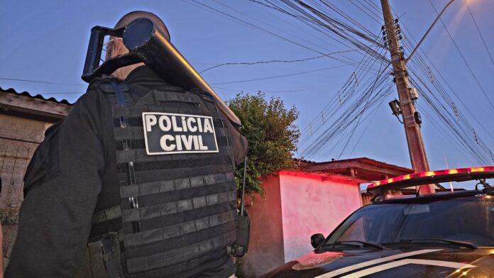 Nesta sexta-feira (14), a Polícia Civil faz operação na Região Metropolitana. A ação, chamada de 'Liberdade', combate organização criminosa que treinava líderes do tráfico.