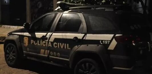 Homem é morto a tiros na frente de supermercado