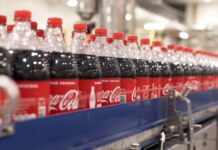 empresa é denunciada por coca cola com rã dentro