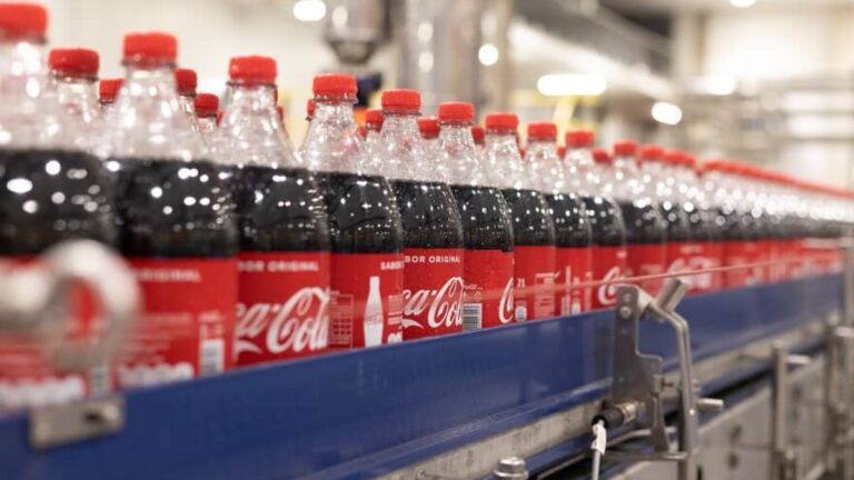 empresa é denunciada por coca cola com rã dentro
