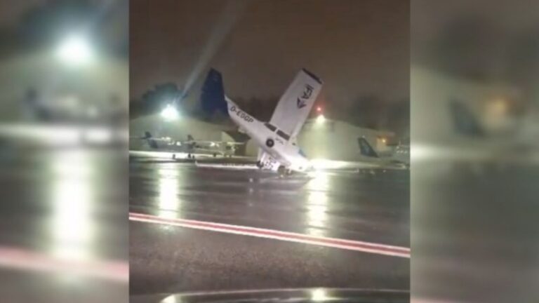 Avião vira de cabeça pra baixo durante tempestade em Portugal