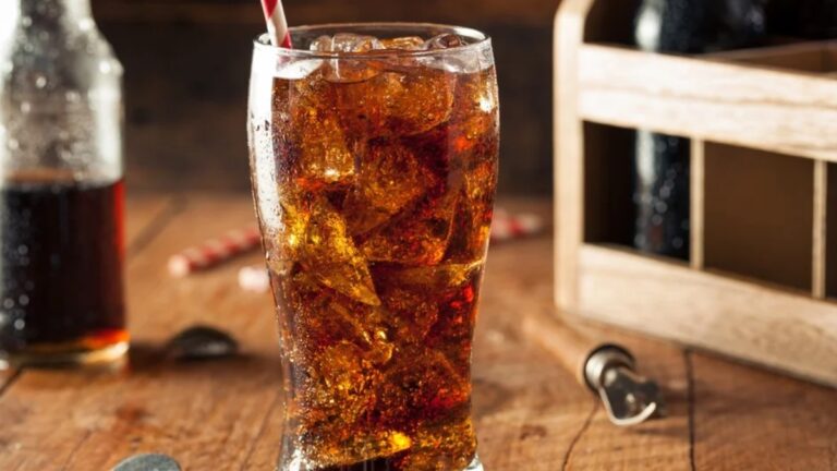 Pesquisas apontam que consumir bebidas açucaradas com frequência pode causar câncer de boca