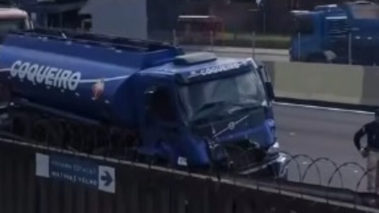 BR-116: acidente com caminhão causa lentidão no trânsito em Canoas