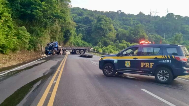 Caminhão tomba e bloqueia BR-116