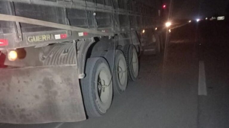 Motociclista morre em colisão com carreta na BR-116. A vítima não sobreviveu aos ferimentos e morreu no local