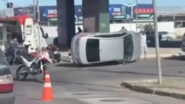 Carro capota após acidente na BR-116, em Canoas