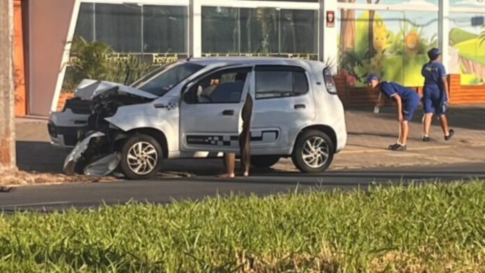 Canoas: Carro colide contra poste em avenida