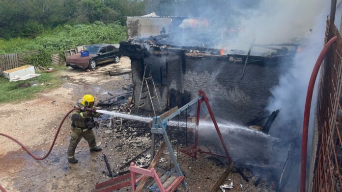 Incêndio destrói casa em Canoas