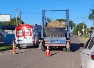 Ciclista para embaixo de caminhão após ser atropelado em Canoas