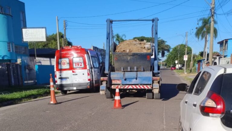 Ciclista para embaixo de caminhão após ser atropelado em Canoas
