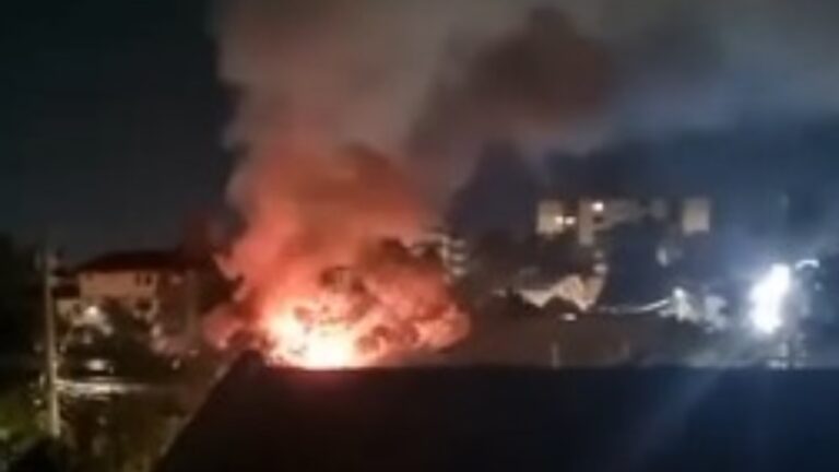 Canoas: bombeiros combatem incêndio em residência