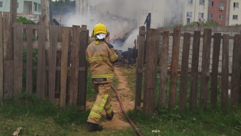Incêndio destrói casa em Canoas